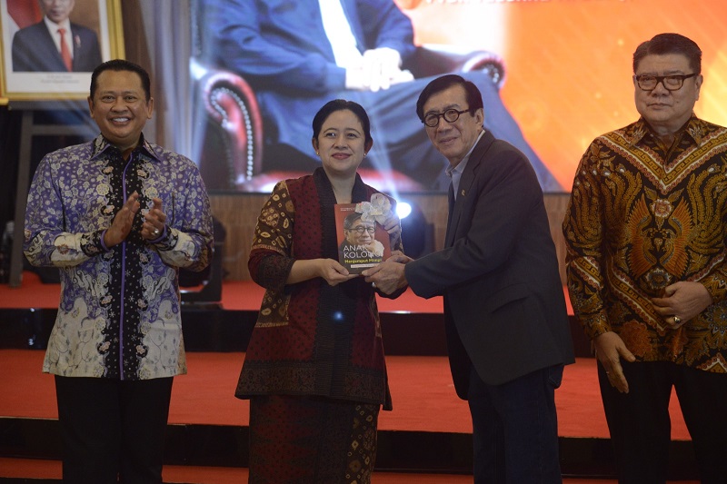 Biografi politik ini diterbitkan Penerbit Buku Kompas dan disusun oleh tim penulis yang dikoordinasi Imran Hasibuan.